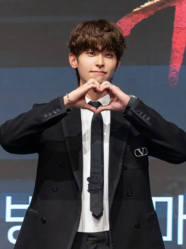 韓国俳優イ・シウ