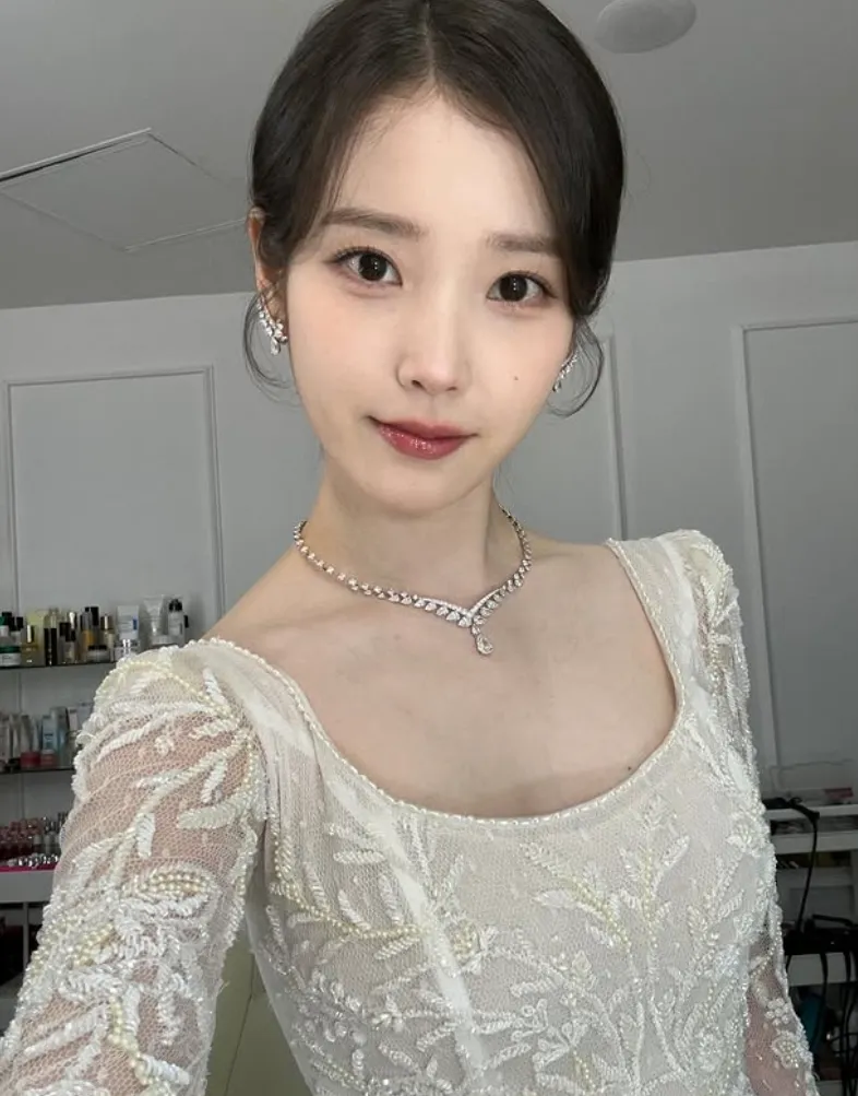 韓国人気シンガー・ソングライター&女優IU