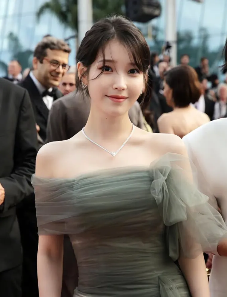 韓国人気シンガー・ソングライター&女優IU