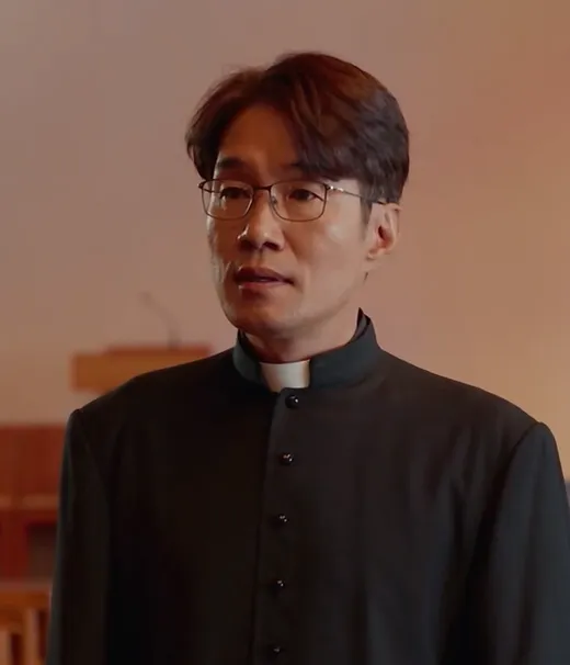 韓国ドラマ『労務士ノ・ムジン』キャスト｜ソン・ヨンギュ(神父役)