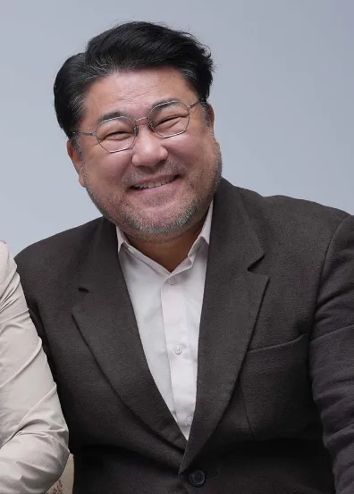 『ソウルの家から大企業に通うキム部長の物語』キャスト｜コ・チャンソク(キム・チャンス役)