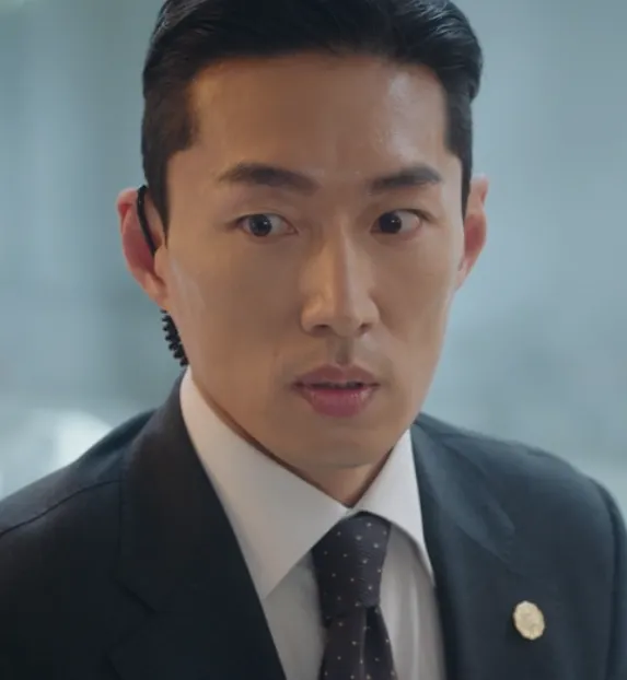 韓国ドラマ『21世紀の大君夫人』キャスト|キム・ユルホ(秘書官役)